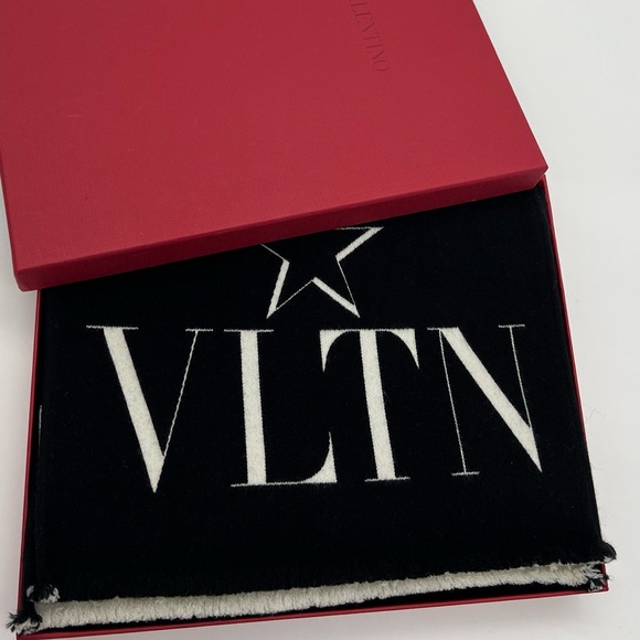 Authentic Valentino Garavani VLTN scarf - Picture 6 of 9